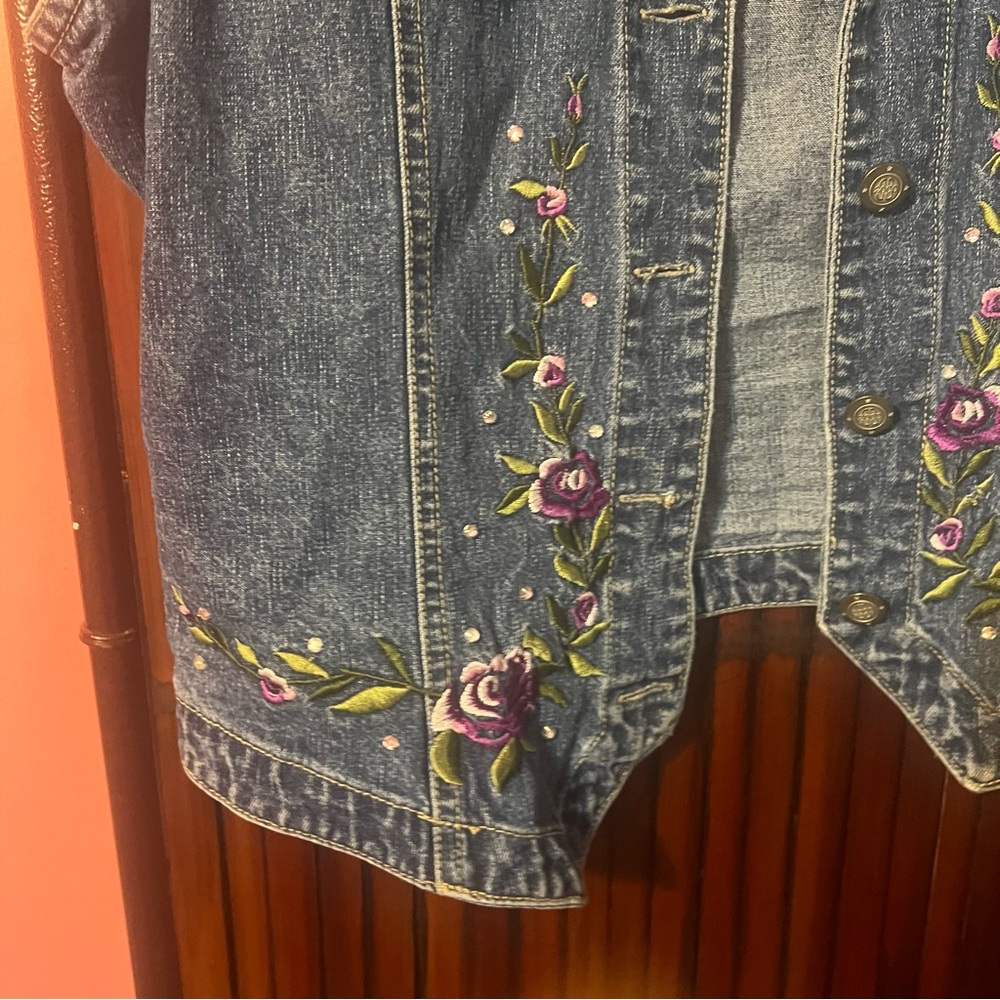 Bill Blass Embroidered Denim Vest with Floral Design Vintage - Picture 2 of 4
